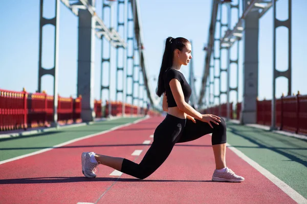 Atractiva Mujer Deportiva Estirando Las Piernas Antes Correr Espacio Vacío — Foto de Stock