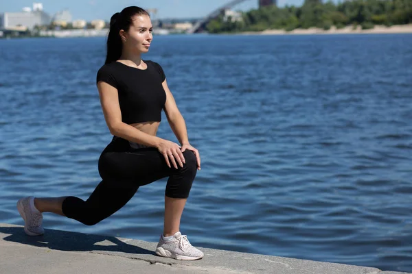 Tabaklanmış uygun modeli bacaklar egzersiz Nehri yakınında önce uzanan çarpıcı. Boş alan