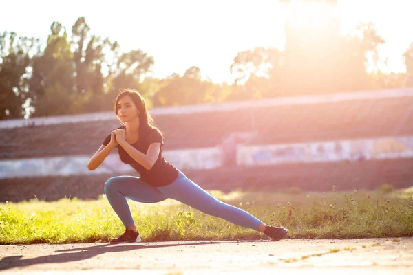 Precioso Modelo Deportivo Que Extiende Antes Del Entrenamiento Estadio Disparo — Foto de Stock