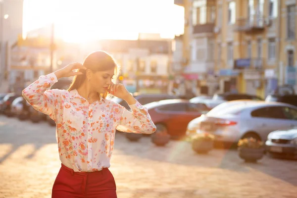 Fashionable Brunette Woman Wearing Blouse Posing Evening City Background — Stock Photo, Image