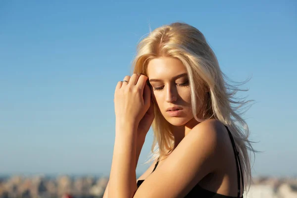Portret Ulicy Zbliżenie Ładny Blondynka Idealny Makijaż Włosy Pozowanie Ciepłym — Zdjęcie stockowe
