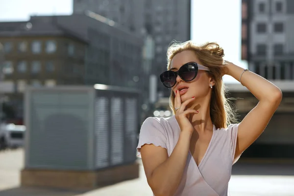 Sensuell Blond Tjej Bär Moderiktiga Klänning Och Solglasögon Poserar Vid — Stockfoto