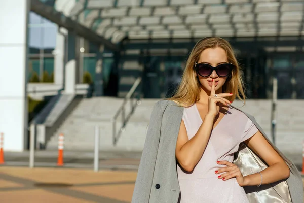 Delightful Blonde Girl Wearing Sunglasses Showing Silence Gesture Empty Space — Stock Photo, Image