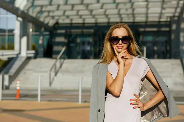 Menina Loira Sedutora Vestindo Vestido Elegante Óculos Sol Posando Avenida — Fotografia de Stock