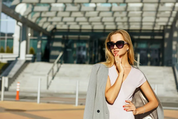 Adorable Blonde Model Stylish Glasses Wearing Pink Dress Grey Jacket — Stock Photo, Image