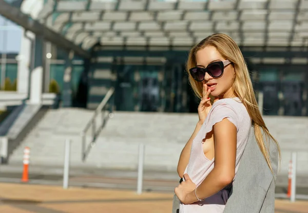 Mulher Loira Atraente Óculos Sol Elegantes Posando Rua Noite Ensolarada — Fotografia de Stock