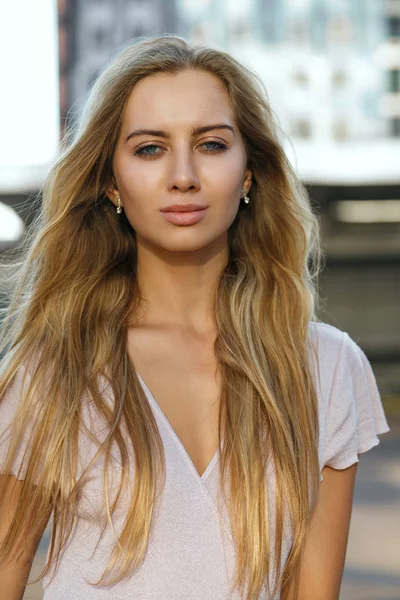 Pewny Siebie Model Blondynka Doskonałą Skórę Długie Włosy Pozowanie Ulicy — Zdjęcie stockowe