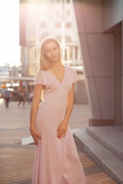 Chica Rubia Glamurosa Vestido Moda Posando Avenida Luz Del Sol — Foto de Stock