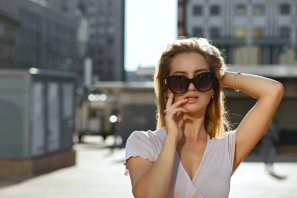 Mode Porträtt Bedårande Ung Modell Glasögonen Gick Gatan Tomt Utrymme — Stockfoto