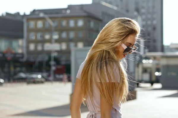 Модный Портрет Красивой Молодой Женщины Солнечных Очках Идущей Улице Пустое — стоковое фото