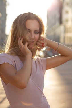 Sıcak yaz gecesi şehrin keyfini örme elbise baştan çıkarıcı sarışın model. Closeup çekim