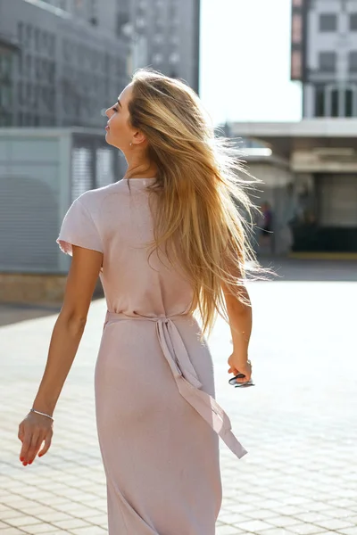 Magnifika Blond Blåögd Kvinna Med Flygande Hår Iklädd Rosa Klänning — Stockfoto