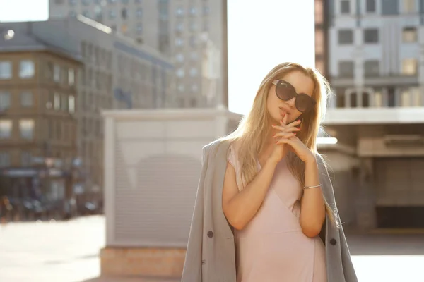 Bedårande Blond Kvinna Bär Trendig Klänning Och Grå Jacka Poserar — Stockfoto