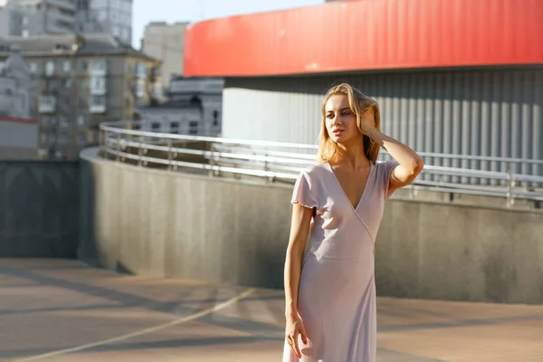 Glamorös Garvad Kvinna Trendiga Kläder Poserar Bakgrunden Metall Fönsterluckor Tomrum — Stockfoto