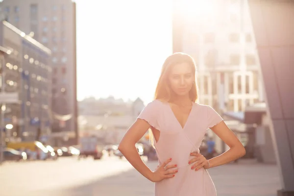 Luxury Blonde Woman Posing Street Sun Beam Lifestyle Fashion Concept — Stock Photo, Image