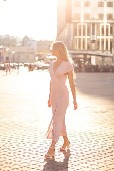 Vacker Blond Tjej Med Fladdrande Hår Iklädd Lång Stickad Klänning — Stockfoto