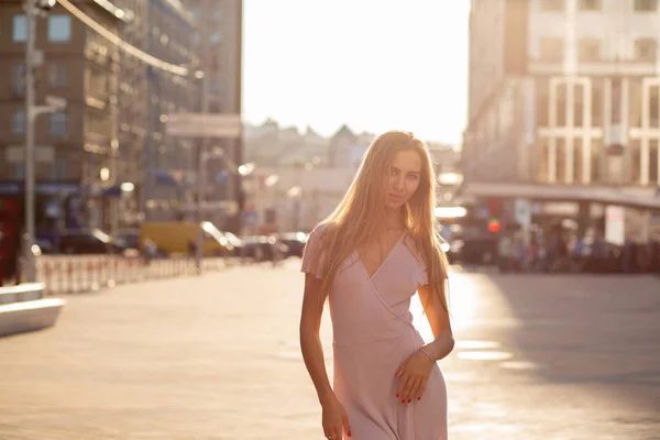 Stylish Blonde Model Posing Street Sun Beam Lifestyle Fashion Concept — Stock Photo, Image