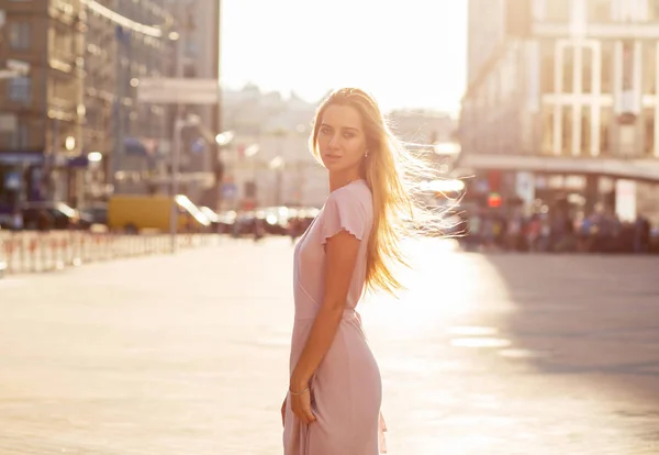 Underbar Blond Kvinna Med Flygande Hår Poserar Gatan Solen Stråla — Stockfoto