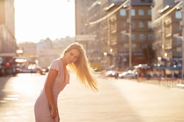 Menina Loira Gloriosa Com Cabelo Voador Posando Rua Raio Sol — Fotografia de Stock