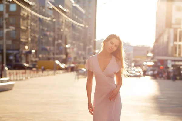 Elegante Mujer Rubia Posando Calle Bajo Rayo Sol Concepto Moda — Foto de Stock