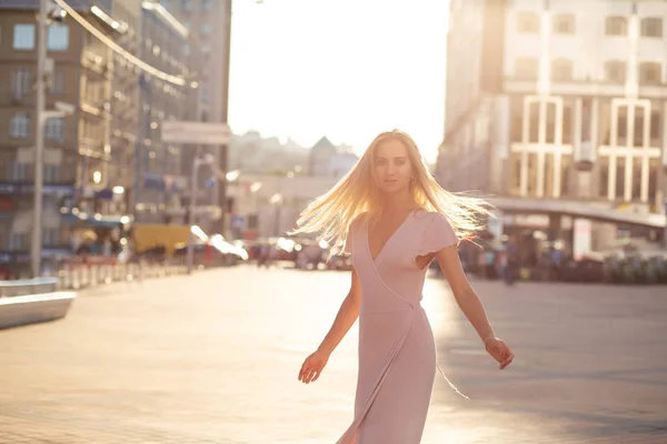 なびく髪に太陽の光が通りでポーズはかなり金髪のモデル 女性のファッションのコンセプトです 空の空間 — ストック写真