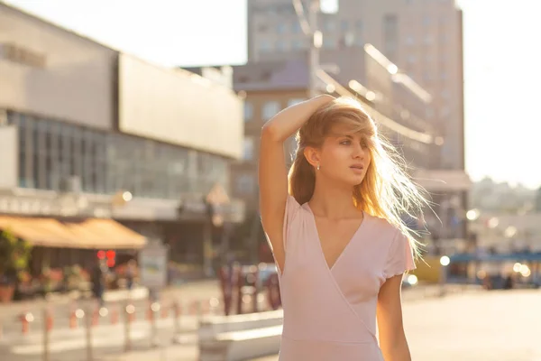 Vacker Blond Kvinna Poserar Gatan Strålar Från Solen Lifestyle Fashion — Stockfoto