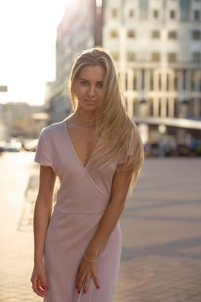 Сексуальна Блондинка Модель Носить Язану Сукню Насолоджуючись Теплим Літнім Вечором — стокове фото