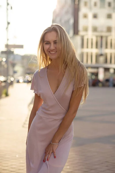 Веселая Блондинка Трикотажном Платье Наслаждается Теплым Летним Вечером Городе — стоковое фото