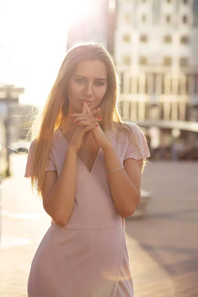 Mujer Rubia Romántica Con Vestido Punto Disfrutando Cálida Noche Verano — Foto de Stock