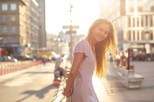 Cheerful Blonde Woman Posing Street Rays Sun Street Style Concept — Stock Photo, Image