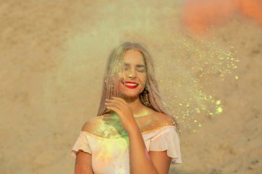 Memnun sarışın model kırmızı dudaklı yeşil kuru boya Holi çöl oynamak portre portre