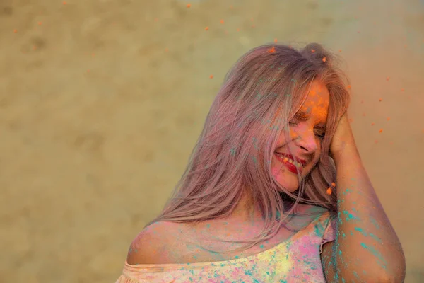 Portre Sakin Sarışın Model Kırmızı Dudaklı Portakal Kuru Boya Holi — Stok fotoğraf