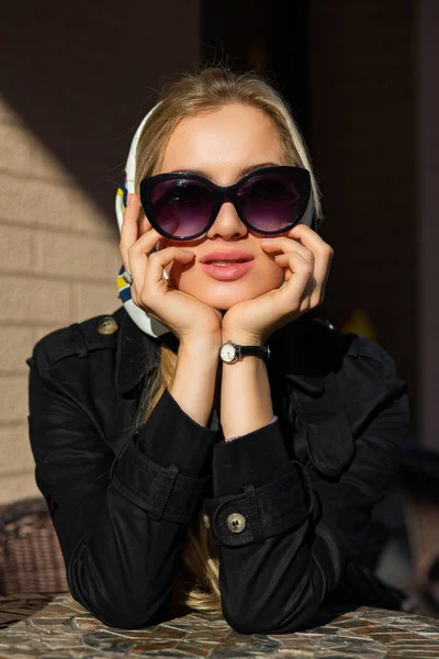 Outdoor Shot Beautiful Blonde Woman Natural Makeup Wearing Shawl Black — Stock Photo, Image
