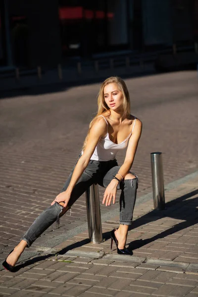 Mulher Loira Elegante Com Cabelos Longos Vestindo Jeans Shirt Posando — Fotografia de Stock