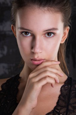 Şık esmer manken çekimleri mükemmel cilt gri duvara poz ile test