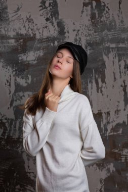 Test ateş şık cap altında poz ve elbise örgü şehvetli esmer kadın