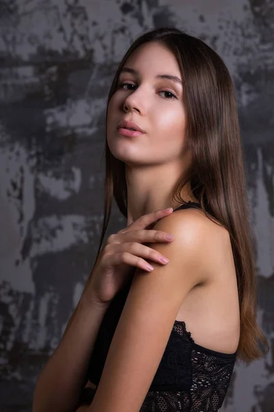 Test Schieten Van Elegante Brunette Model Met Perfecte Huid Poseren — Stockfoto