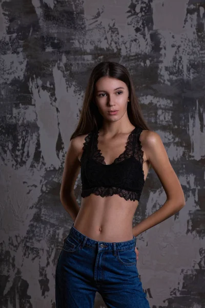 Tiro Teste Jovem Modelo Morena Posando Sutiã Renda Jeans Azuis — Fotografia de Stock