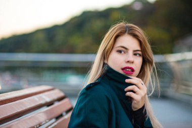 Kızıl genç model kırmızı dudaklar city adlı poz ile portre portre. Boş alan