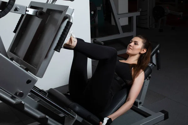 Jovem Forte Mulher Esportiva Fazendo Perna Pressiona Exercícios Ginásio — Fotografia de Stock