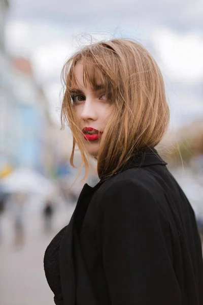 Portrait Rue Jeune Modèle Tendre Avec Une Veste Maquillage Lumineuse — Photo