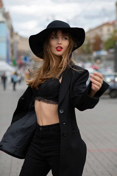 Mujer Morena Adorable Con Sujetador Encaje Sombrero Chaqueta Posando Con — Foto de Stock