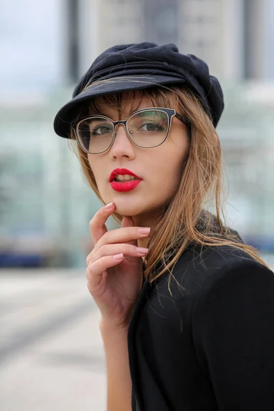 Prachtige Brunette Vrouw Met Rode Lippen Dragen Van Stijlvolle Glb — Stockfoto