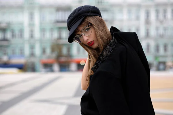 Femme Brune Sexy Avec Des Lèvres Rouges Portant Une Casquette — Photo