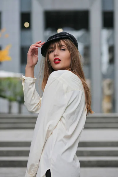 Femme Brune Élégante Portant Une Casquette Élégante Une Chemise Blanche — Photo