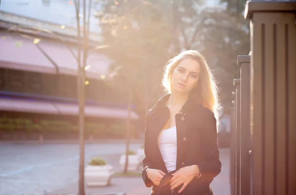 Lifestyle Portrait Delightful Blonde Woman Lush Curly Hair Posing Sun — Stock Photo, Image