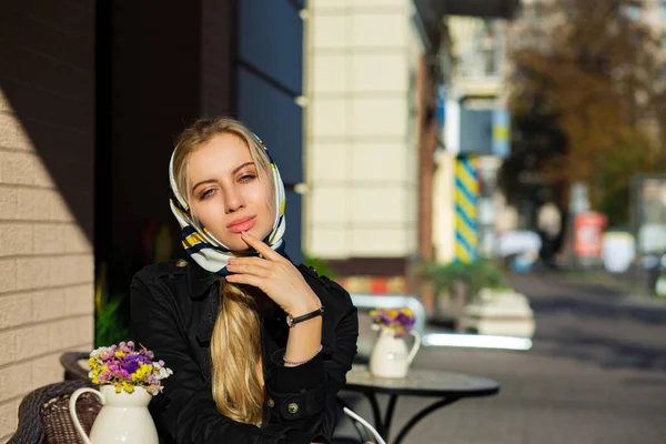 Luxurious Blonde Girl Natural Makeup Wearing Shawl Posing Street Cafe — Stock Photo, Image