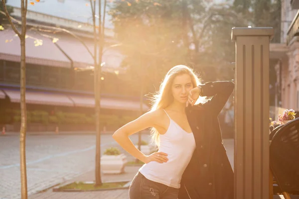 Lifestyleporträt Eines Prächtigen Blonden Models Mit Üppigem Lockigem Haar Das — Stockfoto