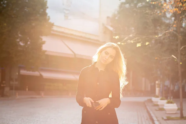 Retrato Estilo Vida Impresionante Mujer Rubia Con Pelo Rizado Exuberante — Foto de Stock