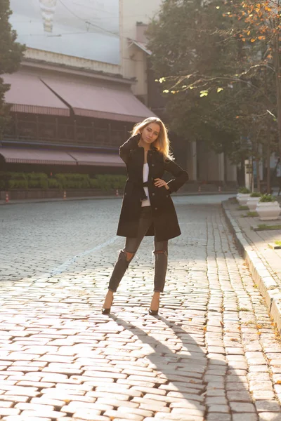 Slunečné Podzimní Portrét Krásné Blond Ženy Nosí Černý Kabát Pózování — Stock fotografie